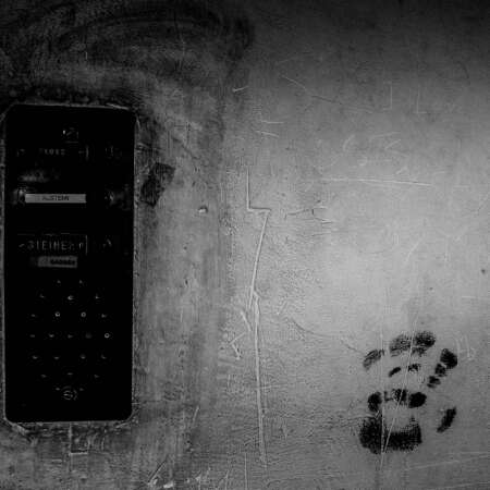 <p>Teenage prank? Threat? A black handprint on a wall raises unfortunate allusions to the old <em>mano nera</em> extortion tactics.</p>