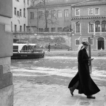 <p>Waves gently lap over the Fondamenta Cannaregio as people stroll by.<br /></p>