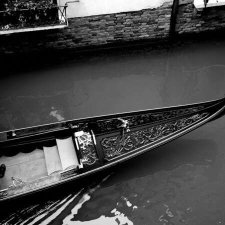 <p>A gondola slices through the waters of the Rio di San Salvador – notice how much of the slender hull is above water.</p>