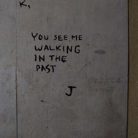 <p>A graffito near the end of one of the innumerable Venetian alleys curtailed by a canal.</p>