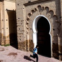 <p>A boy running somewhere in Marrakech.</p>