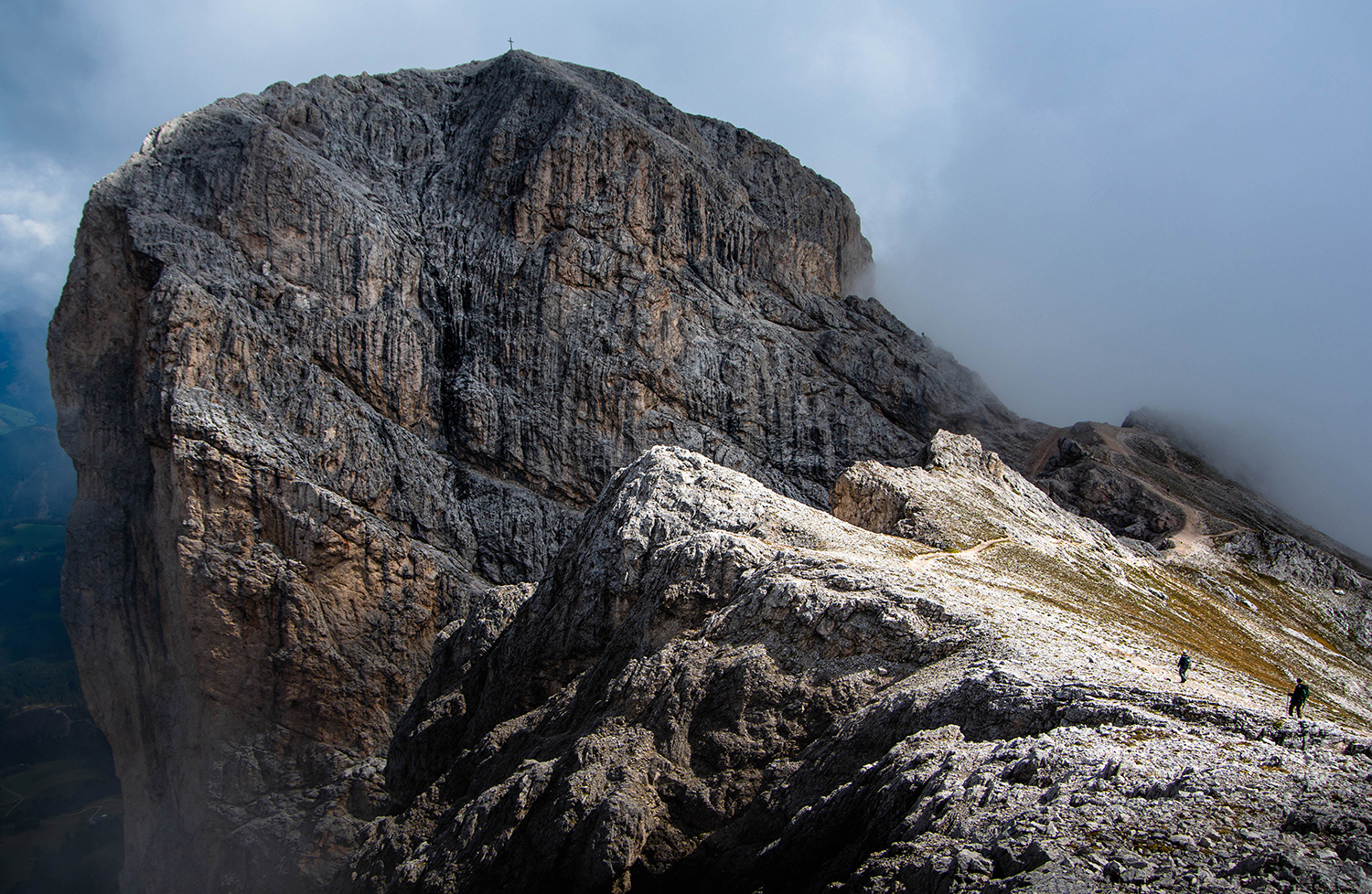 <p>A pair of hikers heading toward the Sas de Pütia / Peitlerkofel peak, visible during a brief clearing in the mists and clouds that were whipping around up there. </p>